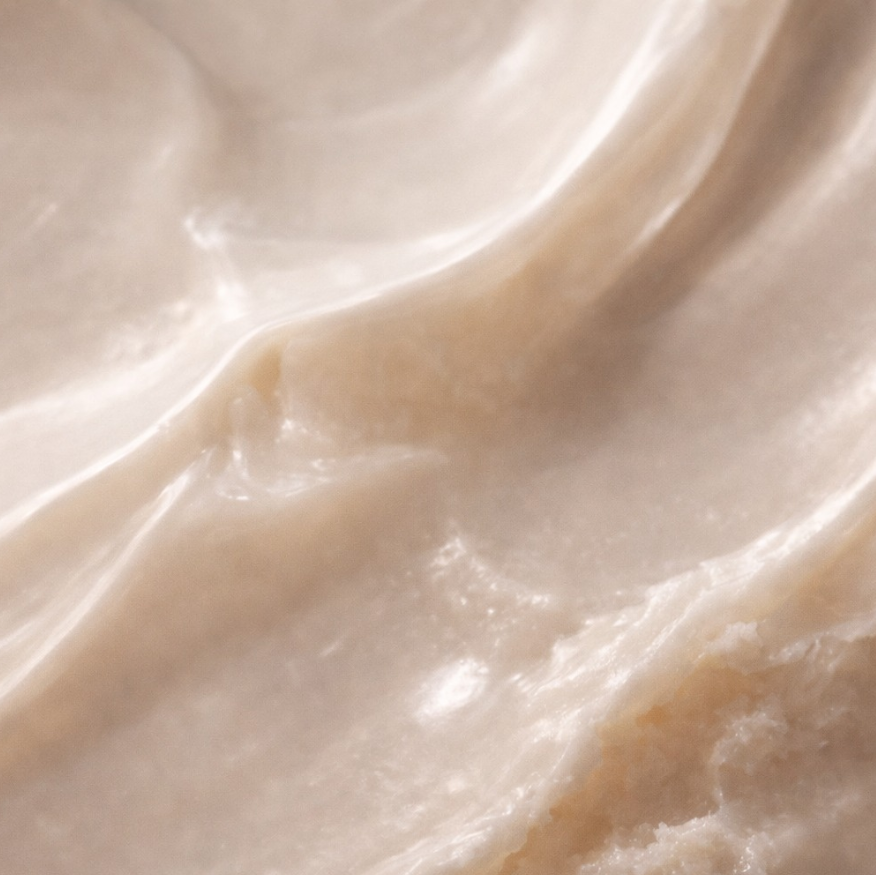 Ceramides – Strengthen the skin barrier and lock in lasting moisture.