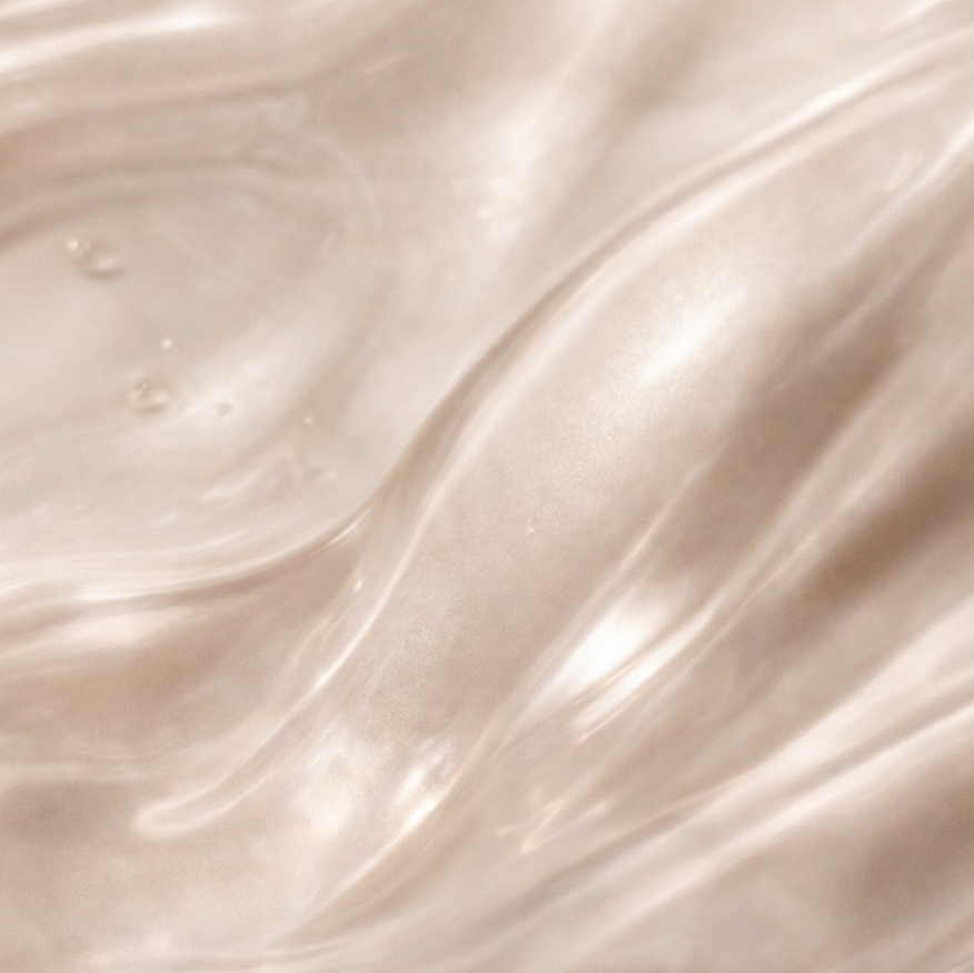 Hyaluronic Acid – Deeply hydrates to visibly plump and smooth the skin.