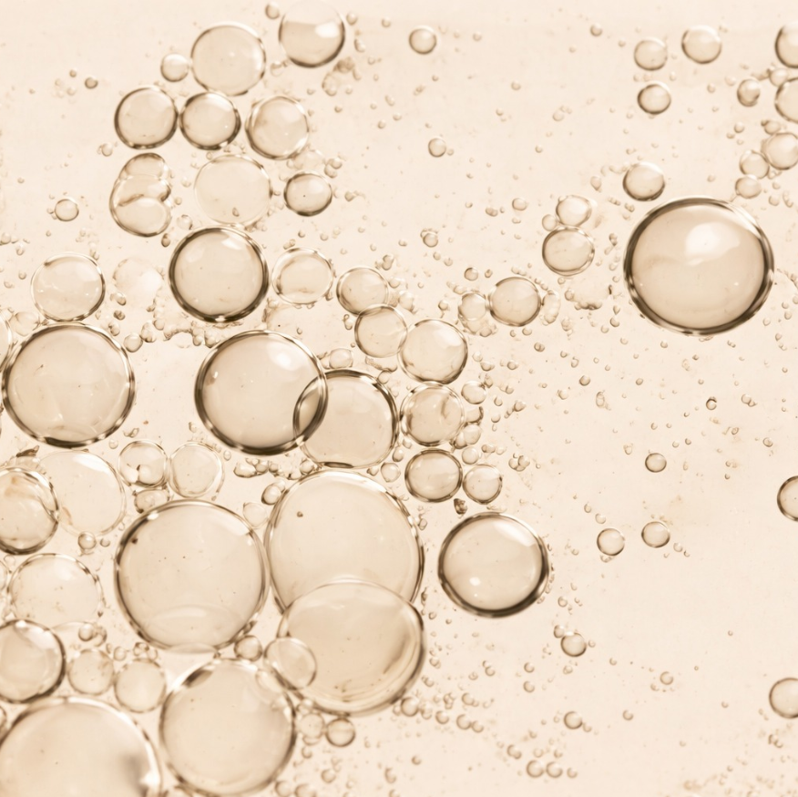 Niacinamide – Refines pores and enhances overall skin clarity